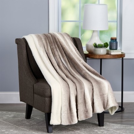 HASTINGS HOME Faux Fur Throw Blanket, Luxurious, Soft, Hypoallergenic with Sherpa Back, 60"x70" (Cream Beige) 629020FQY